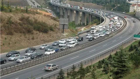 Tatilcilerin dönüşü sürüyor, TEM'de trafik durma noktasına geldi