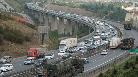 Otoyolun İstanbul yönünde tatilci, Ankara yönünde 'Obüs' kuyruğu