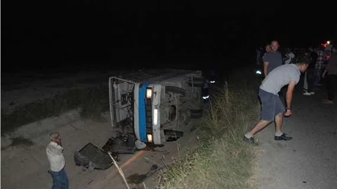 Tarsus’ta tarım işçilerini taşıyan midibüs kanala uçtu