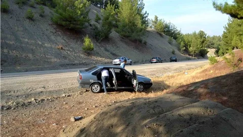 Aracına bindikleri sürücüyü darp ettiler