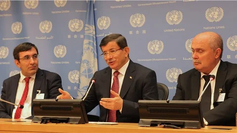 Davutoğlu, Suriye’de geçiş süreci “kontrollü ve yönetilebilir” olmalı