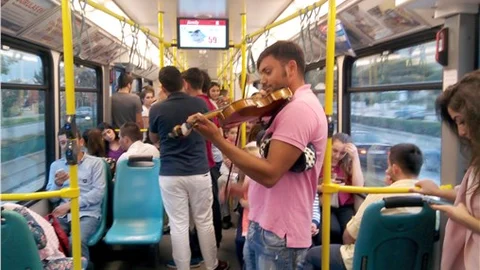 Metroda Romen turistten keman ziyafeti