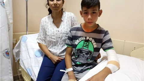 Sınıf kapısının kolu, öğrencinin koluna saplandı