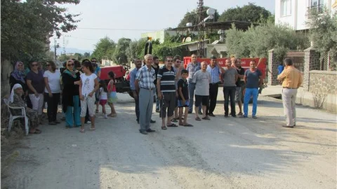 Vatandaşlardan bozuk yola sandalyeli protesto
