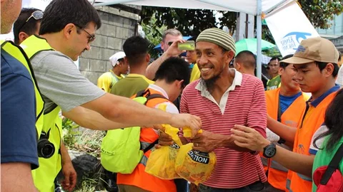 Türk gönüllülerden Filipinler'deki 25 bin aileye kurban eti