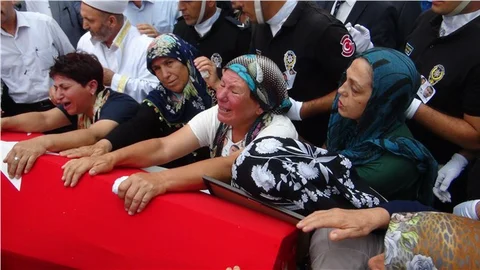 Eşi şehidin götürüldüğü cenaze aracının peşinden koştu