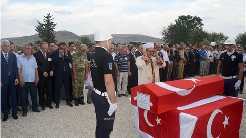 Şehit polis memleketi Kozan'da toprağa verildi