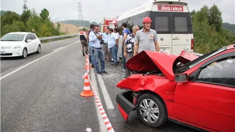 Yolcu minibüsü ile otomobil kafa kafaya çarpıştı 9 yaralı
