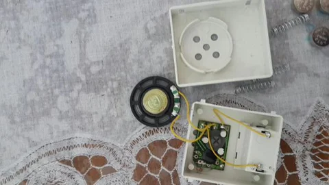 Avukat çiftin bahçe koltuğunun altına gizlenmiş dinleme cihazı bulundu