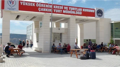 Kalacak yer bulamayan öğrenciler, valizlerle KYK önünde bekliyor