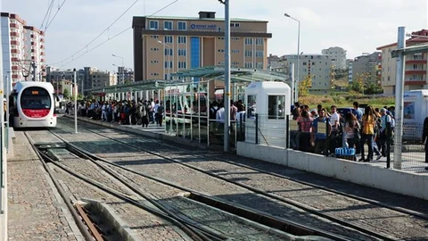 Raylı sistem, okulların açıldığı gün 65 bin yolcu taşıyarak rekor kırdı
