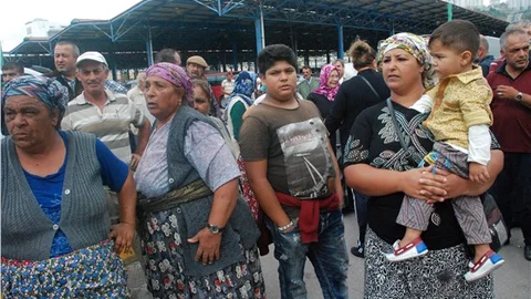 Pazar yeri kapatılan esnaf AK Partiye yürüdü Devlet duysun, açız aç