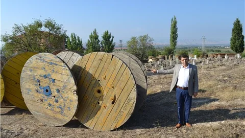 MHP Denizli İl Başkanı Öztürk Mezarlığın içinde kablo makaralarının işi ne?