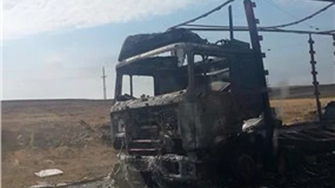 Mobilya yüklü TIR tamamen yandı