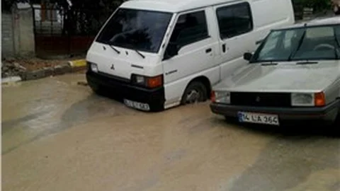 Taraklı'da yollar çöktü, araçlar çamura saplandı