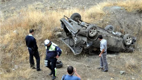 Otomobil, 20 metre yükseklikten şarampole uçtu 3 yaralı