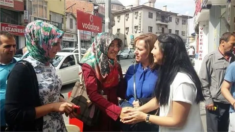 Aksaray'da MHP’nin kadın adaylarına hemcinslerinden yoğun ilgi