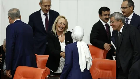 HDP'lilerin yerine seçim hükümetine atanan bakanlar yemin etti
