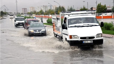 Malatya’da sağanak yağış gün boyu etkili oldu