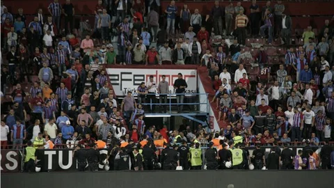 Trabzonspor - Torku Konya maçının ardından saha karıştı