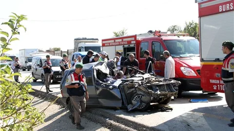 Yakınlarının cenazesine giden karı koca kazada hayatını kaybetti