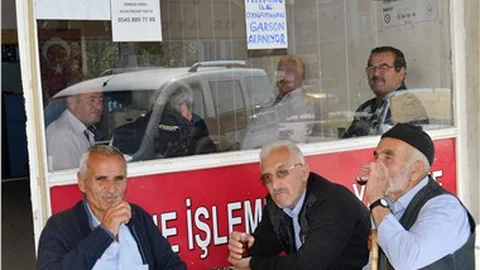 Bu iş yerine ‘cep telefonu ile oynamayan garson aranıyor’