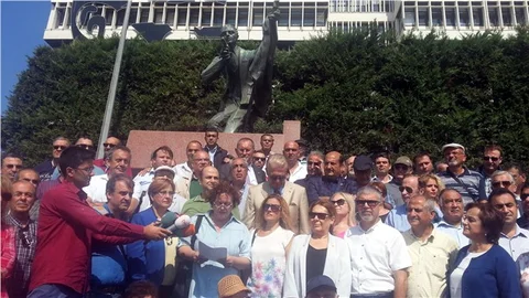 İzmirli gazeteciler meydanlara indi, saldırıları protesto etti