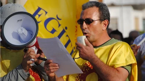 Eğitim Sen AK Parti iktidarı döneminde öğretmenlik mesleği itibarsızlaştırıldı