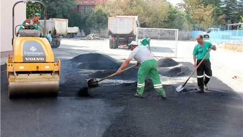 Çankaya Belediyesi, hafta sonu okul bahçelerini asfaltlıyor
