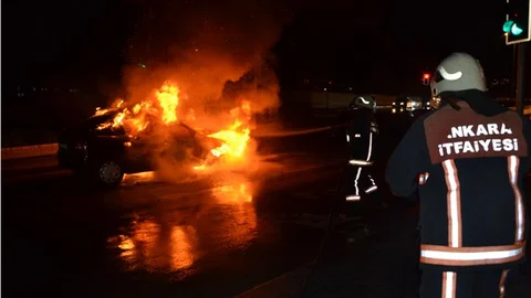 Ankara’da kaza sonrası alev alan araç küle döndü