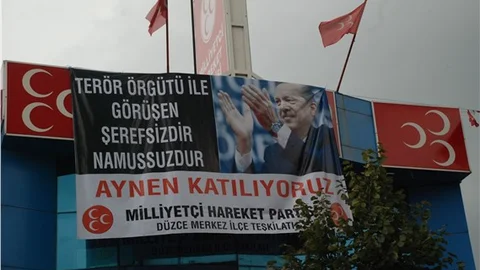 Düzce'de MHP'nin astığı 'Erdoğan'lı pankart kaldırıldı