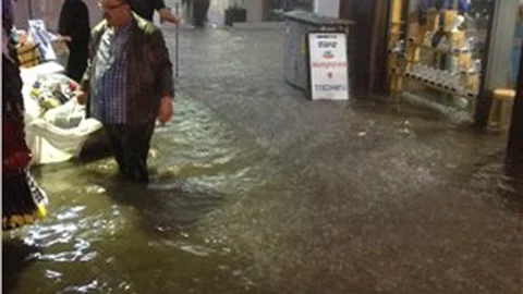 Su baskınını cep telefonlarıyla görüntülediler