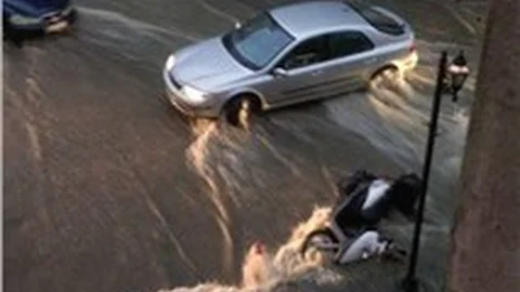 Ereğli'de iş yerlerini su bastı, tıkanan rögarları vatandaşlar açtı