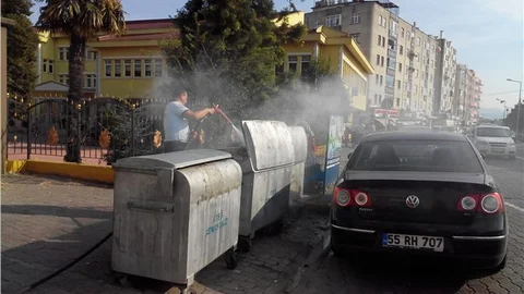 İtfaiye, yanan çöp konteynerine müdahale etti