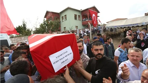 Kaçakçıların kamyonla çarparak şehit ettiği polis Çorum’da toprağa verildi