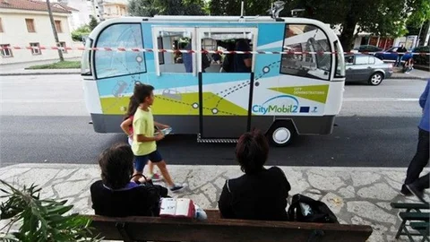 Avrupa'nın ilk şoförsüz minibüsleri yolcu taşımaya başladı