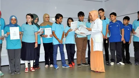 Uluslararası İngilizce sınavında başarı gösteren öğrenciler sertifika aldı