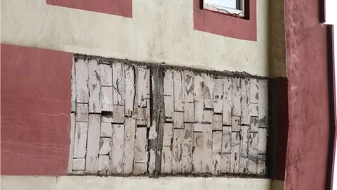 Fırtına, apartmanın dış cephe sıvasını uçurttu