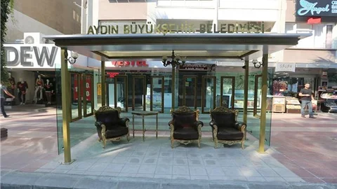 Lüks makam odası değil, minibüs durağı