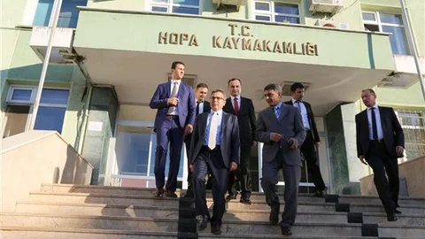 Vali Cirit, Hopa'da ziyaretlerde bulundu