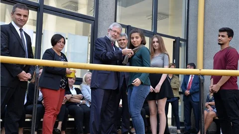 Mimar adayları rozet taktı