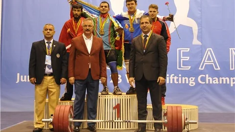 Halterde gençler madalyaları topluyor