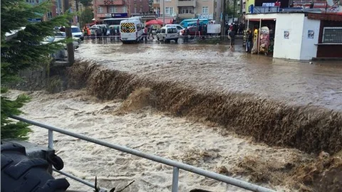 Sele kapılan araçlar ve bir kişinin o anları cep telefonlarına yansıdı