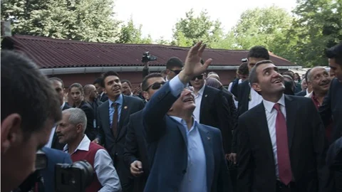 Davutoğlu, okuduğu ilkokulu ziyaret etti