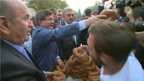 Davutoğlu simit dağıttı