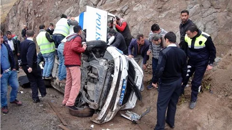 Polis aracı kaza yaptı, 2’si polis 3 kişi yaralandı