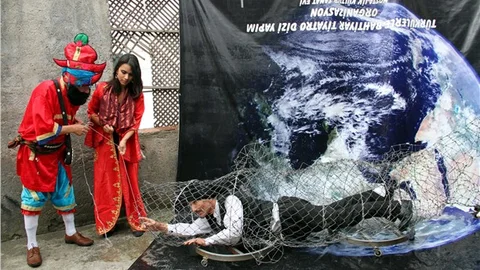 Sanatına destek verilmemesine kızan tiyatrocu kendisini denize attı