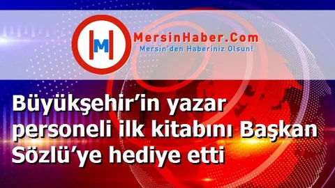 Büyükşehir’in yazar personeli ilk kitabını Başkan Sözlü’ye hediye etti
