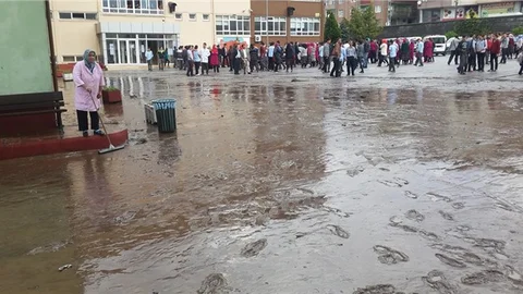 İmam hatip lisesi sular altında kaldı