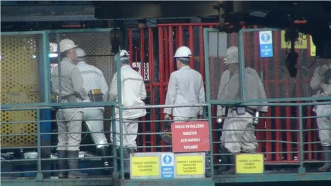 Maden yangını devam ediyor, 623 işçiyi tahliye edildi